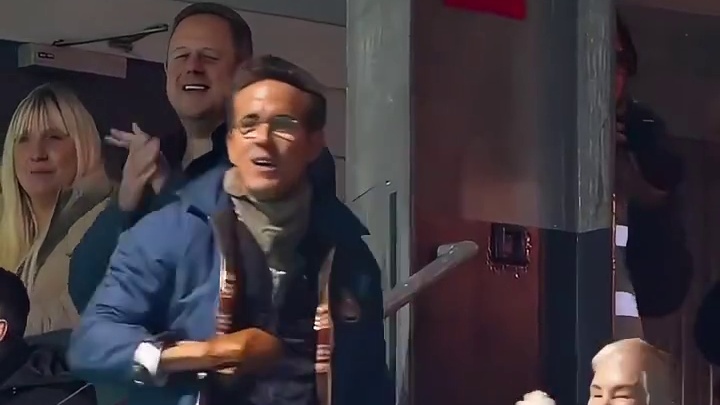 2-0领先英超球队，老板开心庆祝