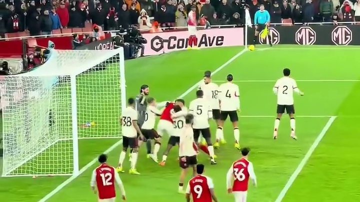 阿森纳终场角球机会，加布里埃尔头球攻门遗憾未果