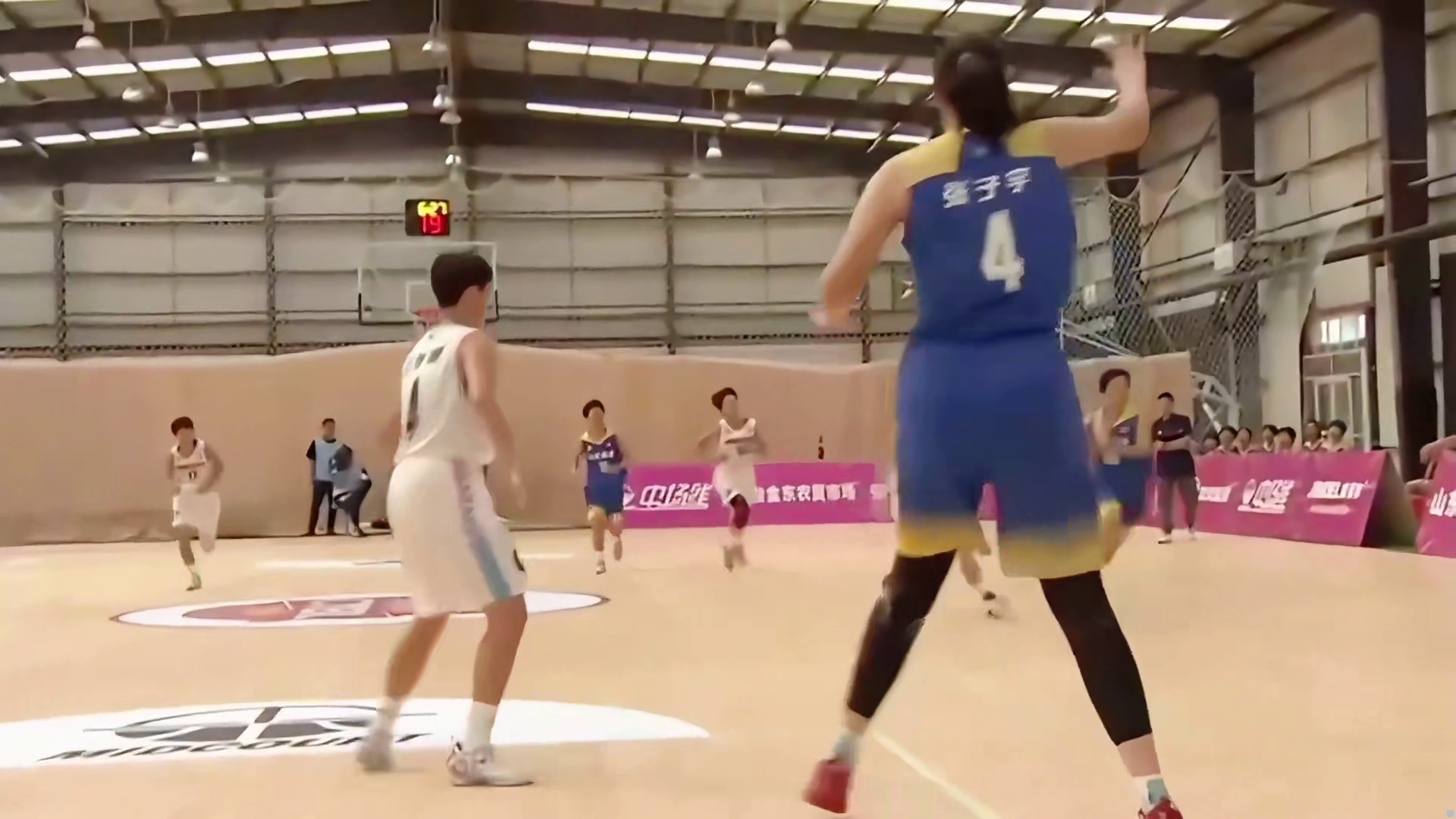 十五岁身高就达到了2米26，被媒体誉为女版姚明 张子宇的统治力究竟有多恐怖？