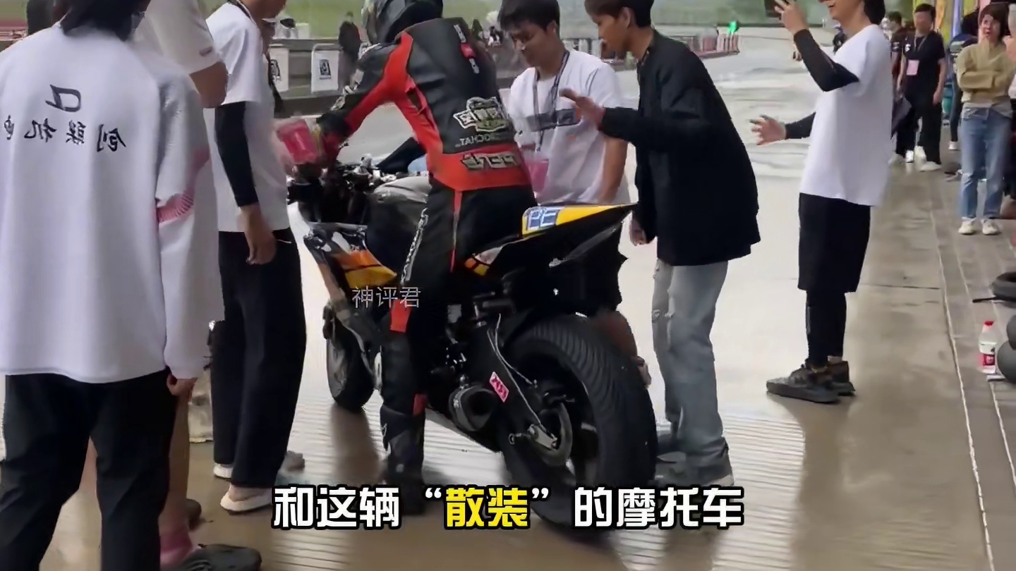 小伙靠着东拼西凑的破摩托，上演真实版飞驰人生