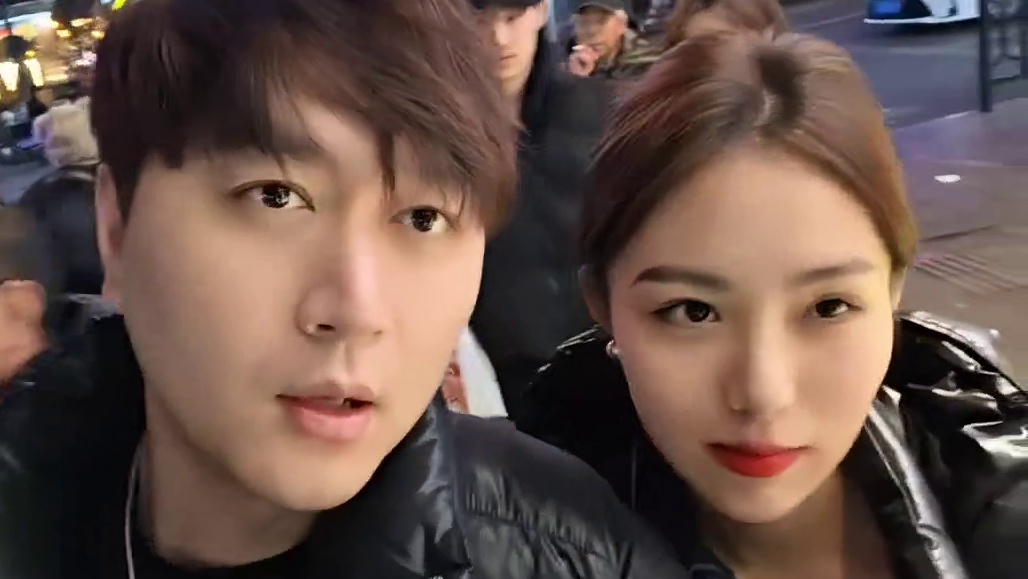 小酷和小酒窝穿情侣装！两人有夫妻相