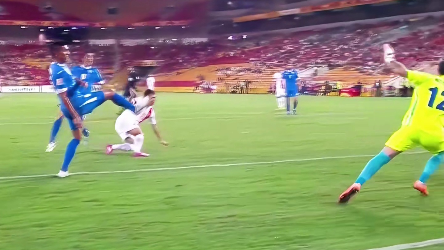 国足亚洲杯名场面，鸳鸯拐凌空斩 中国足球