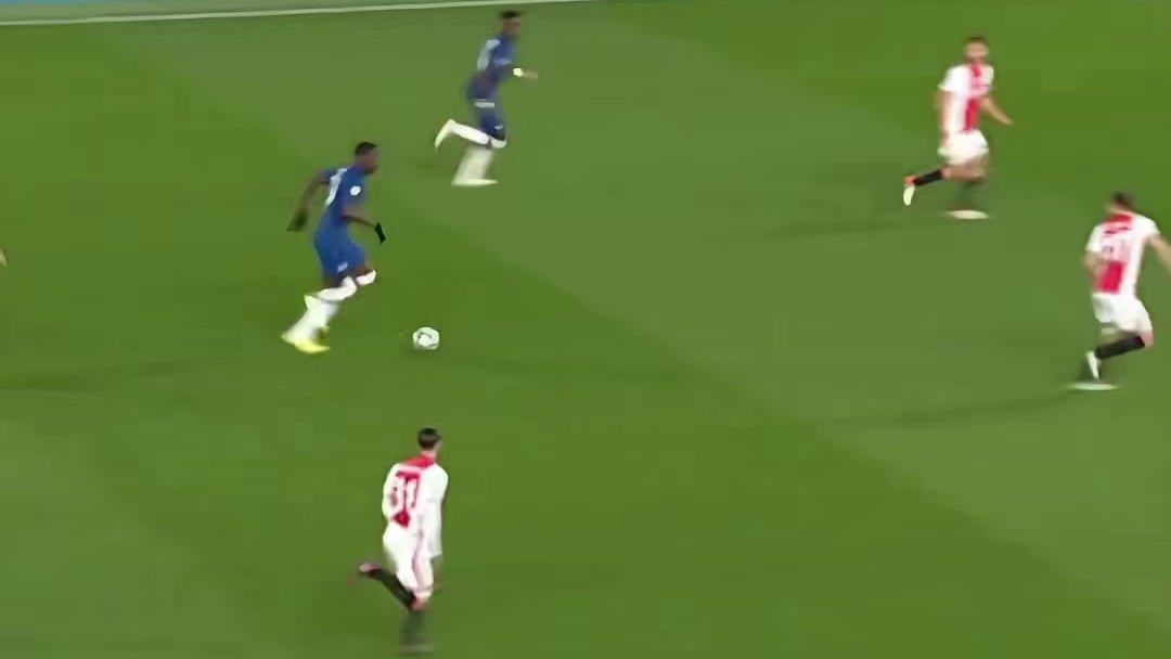 足球转动，心跳同步。