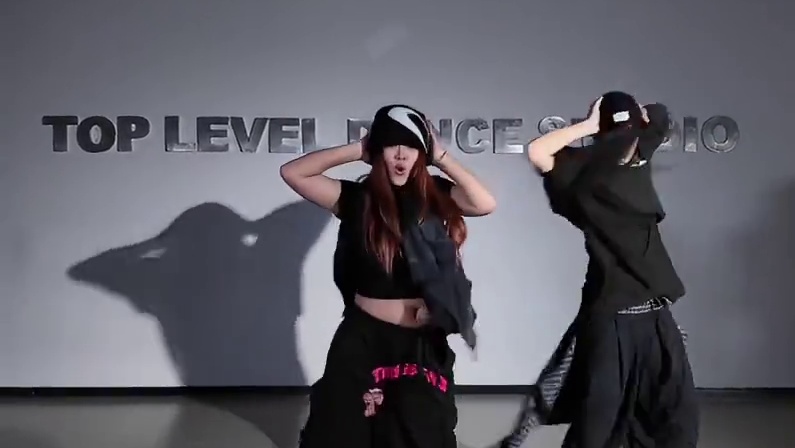 报告 这里有两个不爱好好穿衣服的人一直在挑衅我