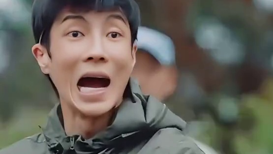 小狗保护朋友，小狗好！人放了鸡，人也好！