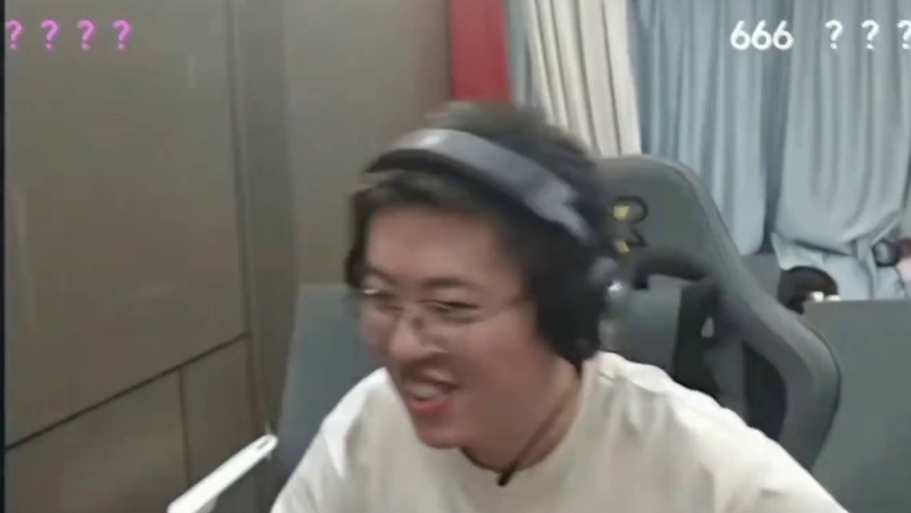 诗诗主动让狂魔哥看自己照片，魔子在直播间炫耀！