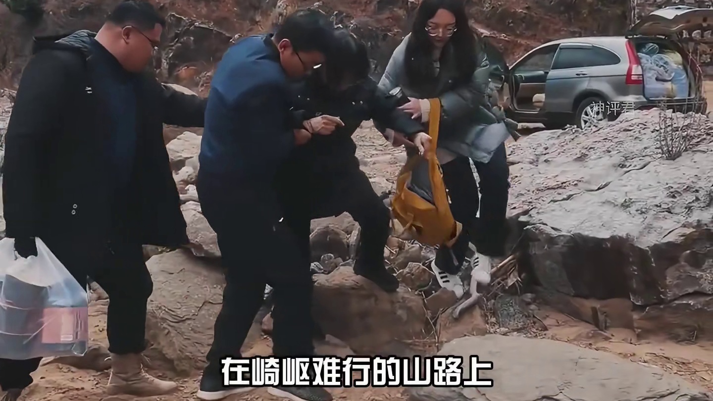 她就像这贫困山区的一座灯塔  让无数大山里的孩子获得新生