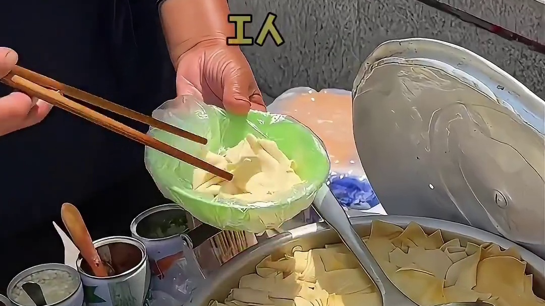 东北街头偶遇79岁奶奶做的鸡汤豆腐串，大碗10块真的好吃！