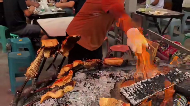 新疆街头特色香辣炭火烤鱼 刷上蒜蓉辣酱 这一口贼入味