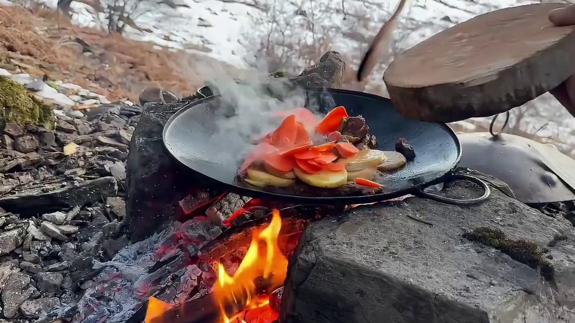 第2集：冰天雪地的天气，男人竟然仅凭简单的工具在野外生活