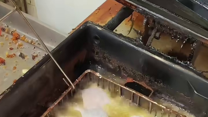 隔着几百米就能闻到香味的炸鸡 谁懂这一口的好吃程度啊