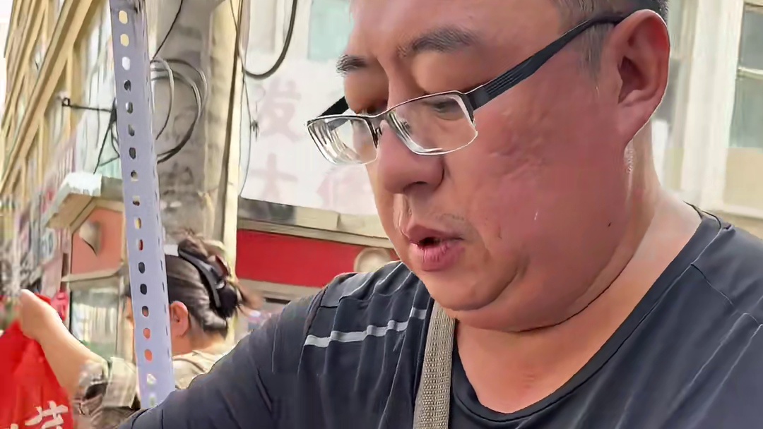 沈阳街头红烧肉盖饭，12一份，你们觉得值吗？