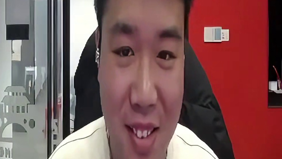 嘉玮哥练枪时发现石油杯奖金到账，直接激动到当场给杨哥拜年