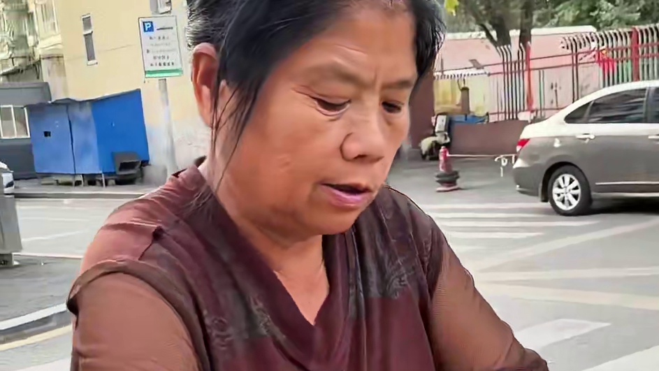 沈阳街头大姨鸡骨棒，大姨也有温柔的一面