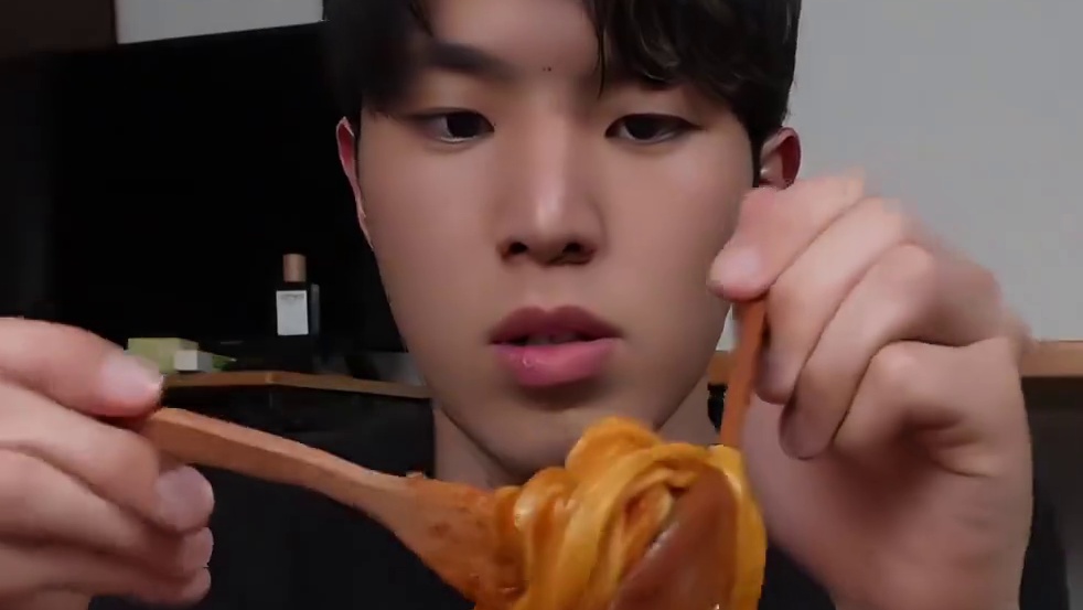 男大学生的宵夜