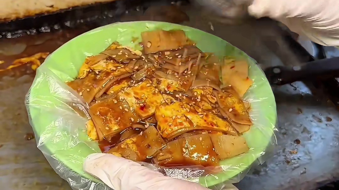 东北街头偶遇3块一份烤冷面，不光便宜还好吃！