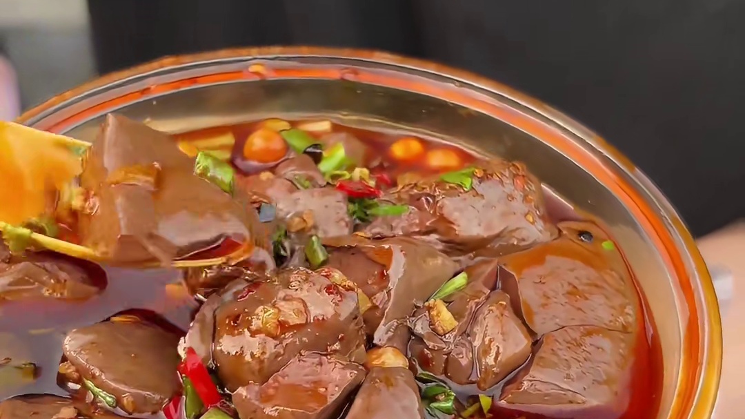 成都街头 7 元一份的麻辣血旺吃着麻麻辣辣的！特别软糯很好吃！