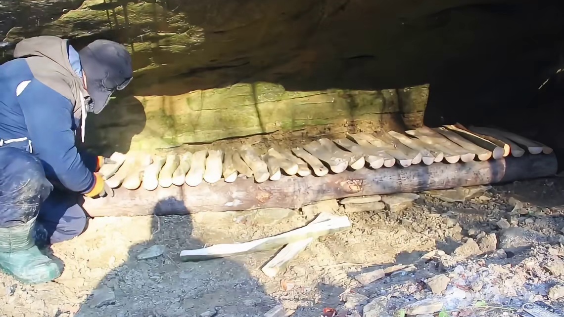 第1集：谁能想到一个在冰天雪地的天气，男人竟然给自己搭建了温暖的小屋