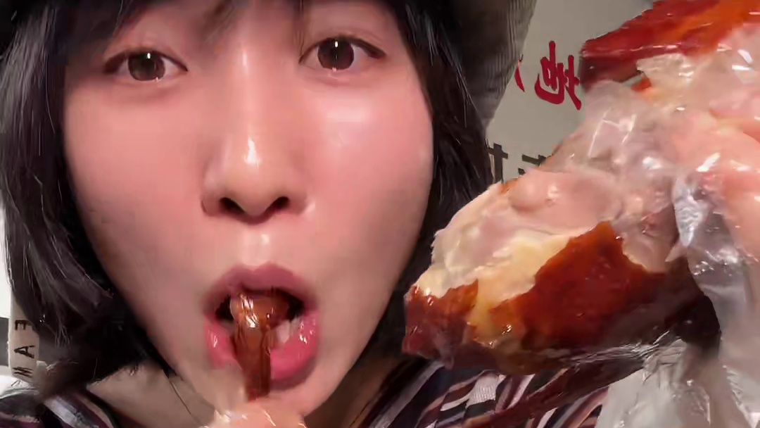 云南村子里宝藏烟火美食！抱着一整只烤鸭啃能有多爽