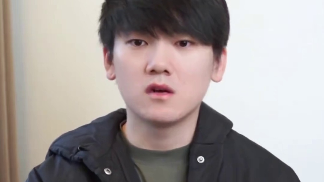 JackeyLove回应了身体情况与2026的职业规划。 1.目前不熬夜，注意吃药，有一些改善。 2.还是会回来打的，要等身体调整好，以更好的状态回归。 ​​​