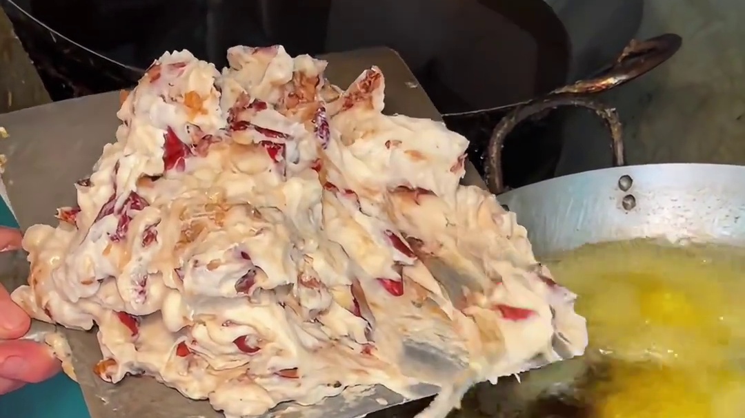 东北街头偶遇炸大枣，刚出锅的真好吃！你们想吃吗？