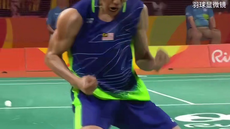 李宗伟拿了银牌，可看向谌龙的金牌，满眼都是不甘、渴望