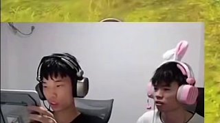 鯊魚指揮隊友變小雞加點能量，沒想到最后只能單人四排進(jìn)圈