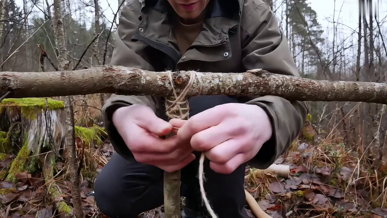 雪地建造 “在雨雪极端天气下，搭建庇护所，体验野外生存” (1)