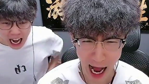 第一次见在游戏以贷养贷的！！