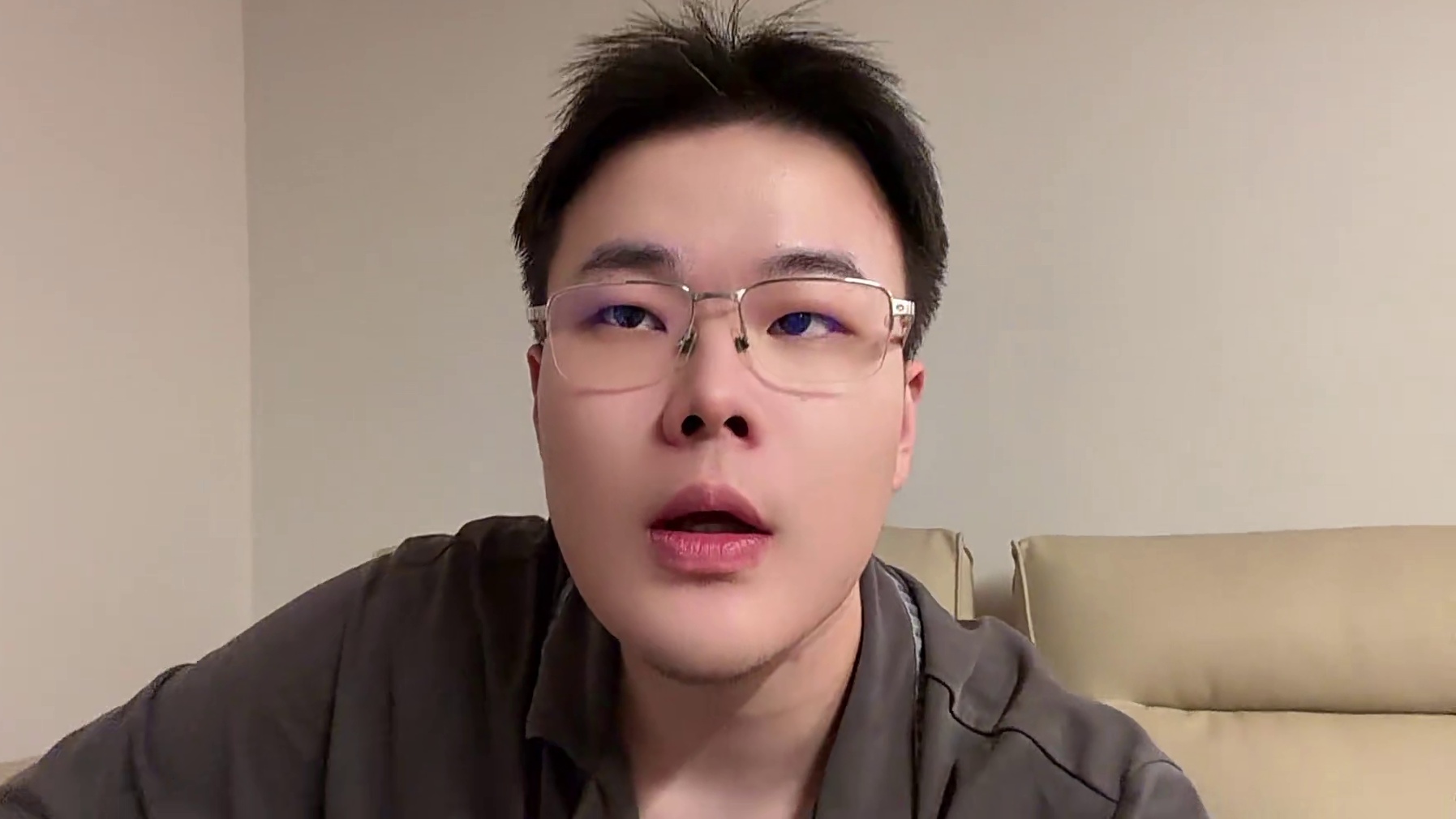 一会儿23点30分开播，这次队长投票榜第一我一定要拿下，拜托家人们了，进入正赛我定会竭尽所能！