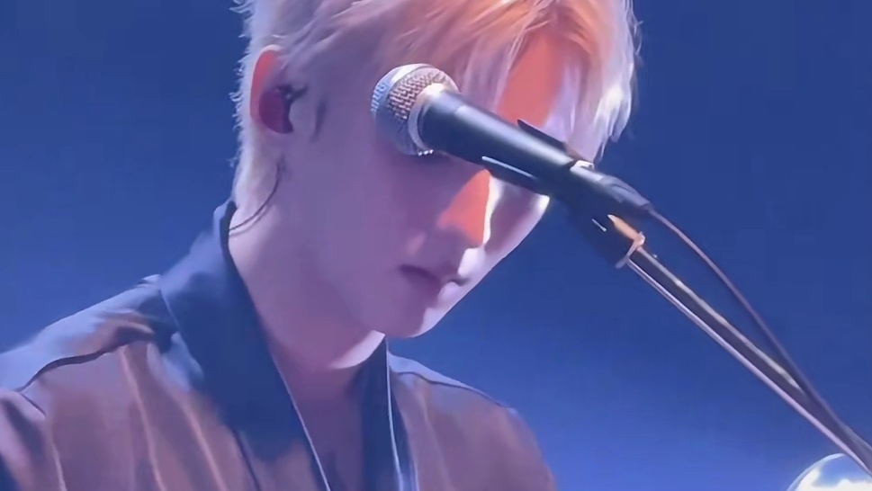 高开高走的1分09秒尘归尘 最后十秒已经升华了吧这就是合成器live吗好恐怖 kitty_odde ​​​