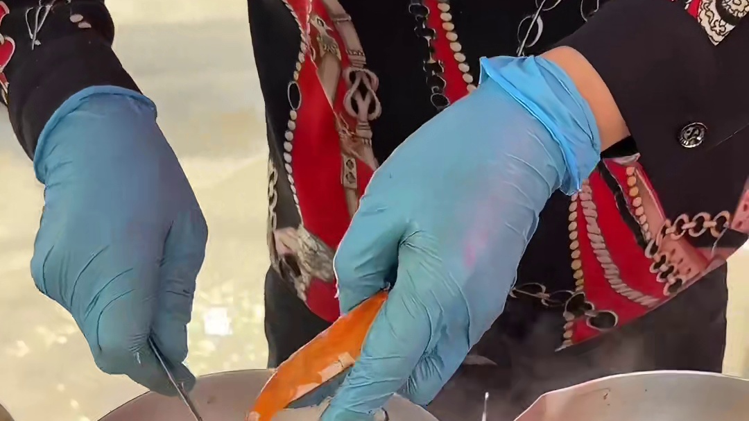 东北街头煮泡面有蛋有肠一份7块！你们说值不值？