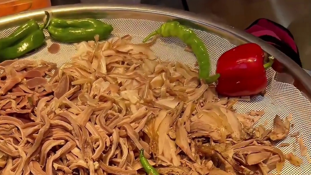 成都街边的红油拌菜，淋上红油真的好爽啊！