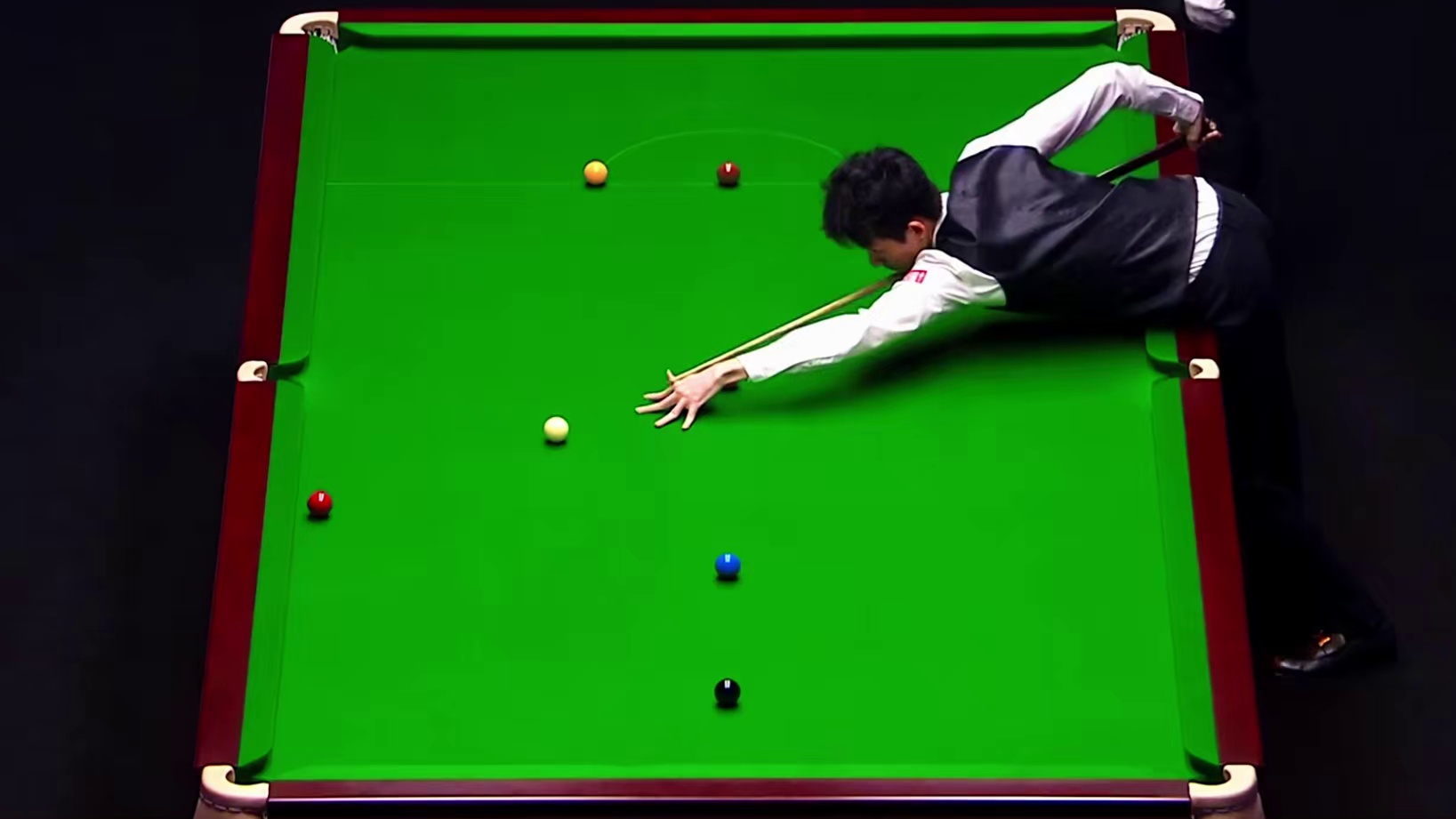 2026斯诺克大师赛，吴宜泽神级翻袋破百，肖国栋K球送出首局