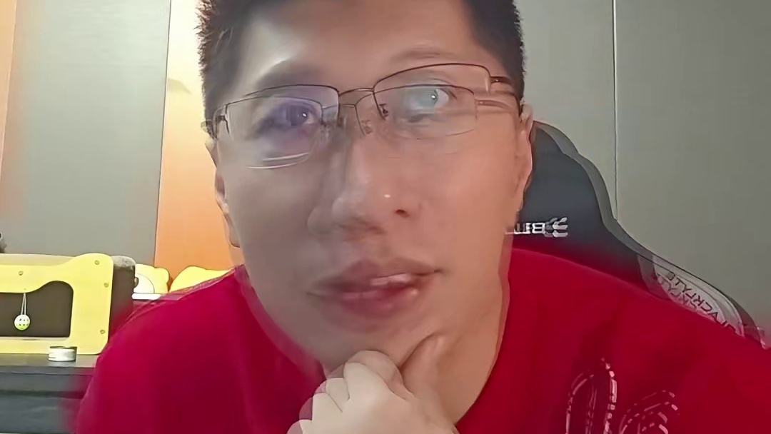 长江后浪推前浪，小吴给你肖哥拍在沙滩上