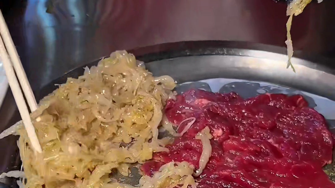 沈阳街头偶遇一家地摊煎肉！牛胸口和酸菜太好吃了！