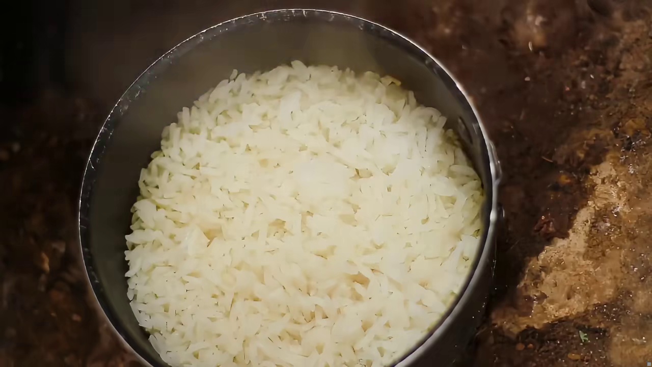 第2集：谁能想到在这样极寒的天气下，男人仅凭简单的工具在野外露营