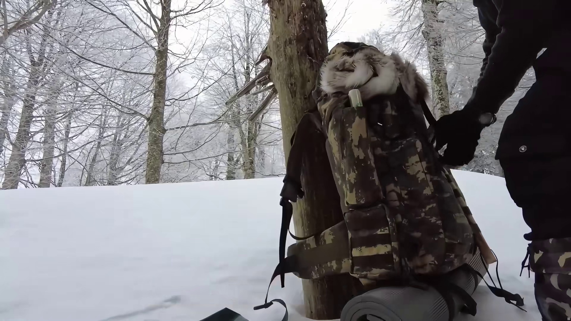 雪地建造 “在深雪中掏出一个庇护所，安全的度过了一夜”