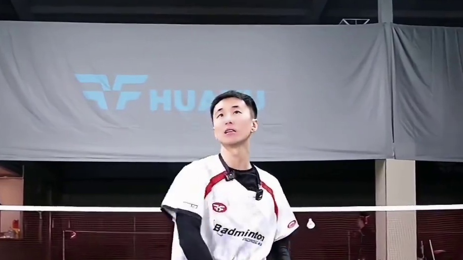 锁腕其实不适合新手，不利于感受力传导。看看你是不是锁腕击球的