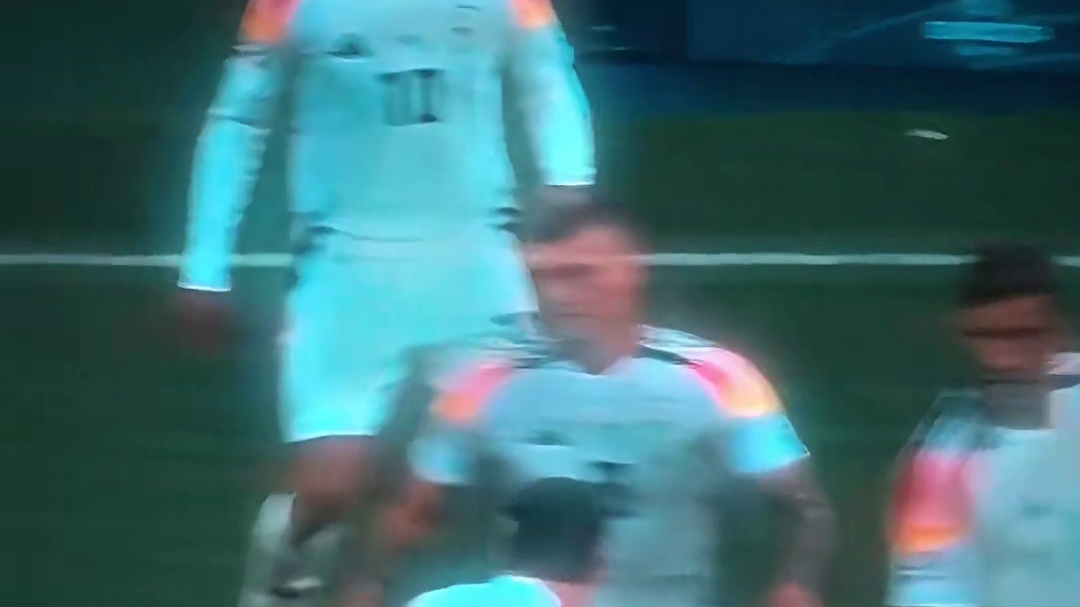 我在纷繁世界中穿行，却始终保持内心的纯净，不被任何外物所牵绊。