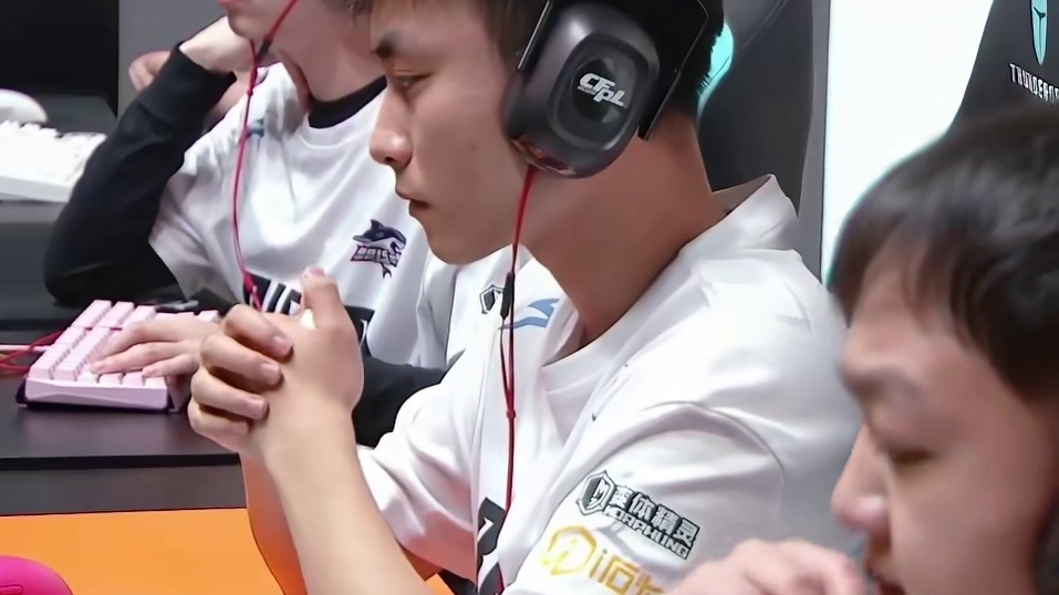 白鲨新阵容交流出现大问题 教练立马叫暂停，指挥指出队员没有交流和沟通，打到劣势不知道怎么打了 ，这是