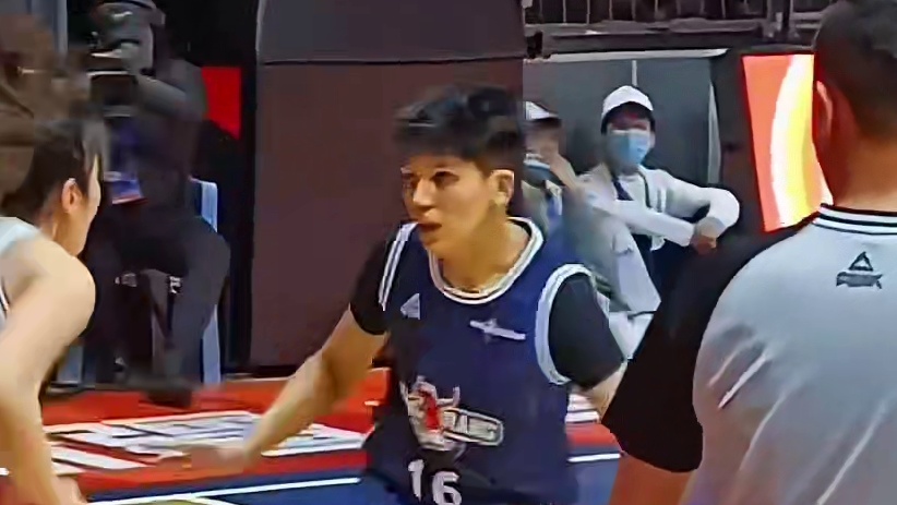 李梦这球太酷了，背后运球突破直冲篮下！