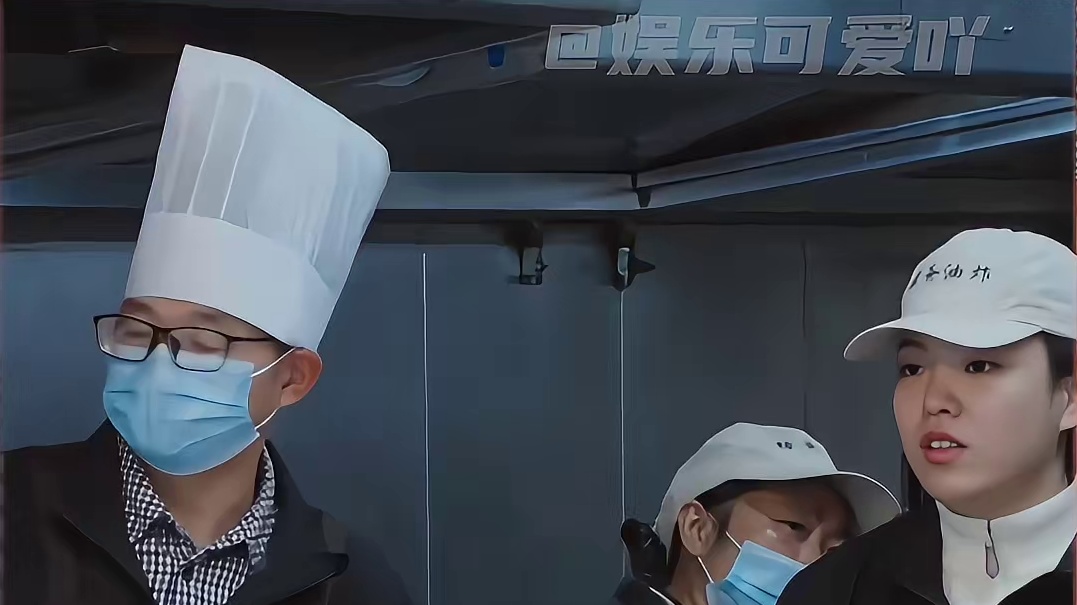 王鹤棣回自家炸串店，像极了古代少爷回府！