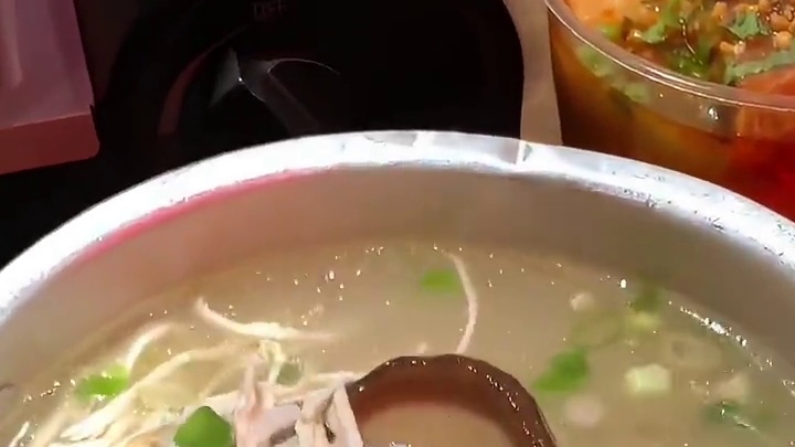 第一次吃他家，微辣的芋儿烧鸡公就已经把我辣懵了