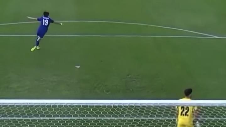 白忙活！门将扑出点球后激动庆祝球又溜进球门#足球