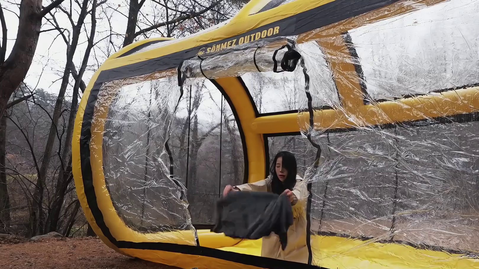 第1集：暴雪天野外露营，搭建帐篷露营地，和小狗一起烤火度过冬季