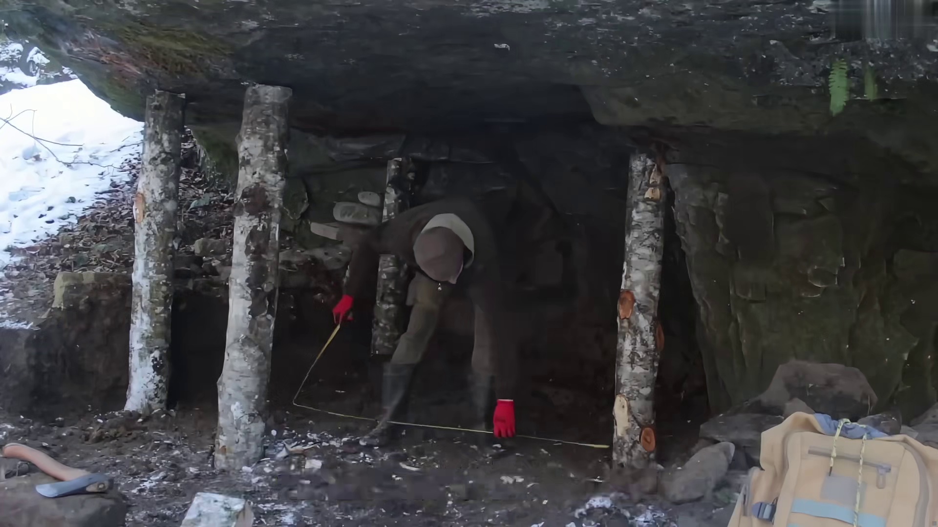 雪地建造 “把天然形成的岩洞，改造成一个庇护所，适宜居住” (1)