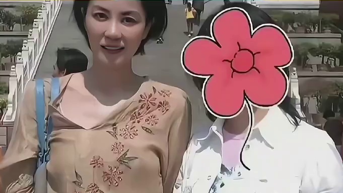 王菲独自一人现身福建寺庙祈福