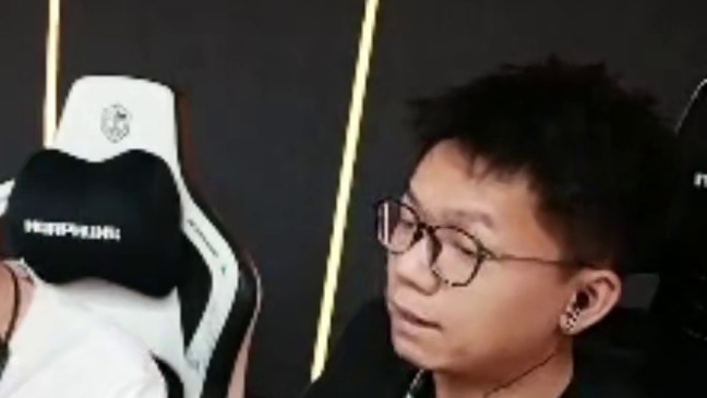 白鲨看到炫石的幻神是辅狙在用，直言跟炫石比白鲨的双狙打的太团队了