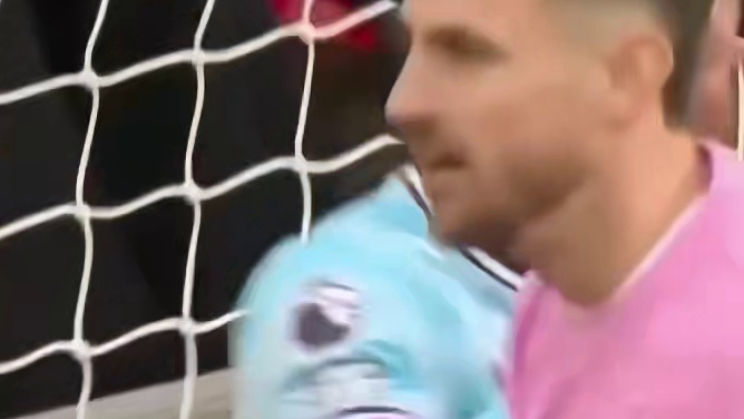 索博斯洛伊接科尔克兹撞墙传递后，一记穿透性直塞打穿防线核心区域。